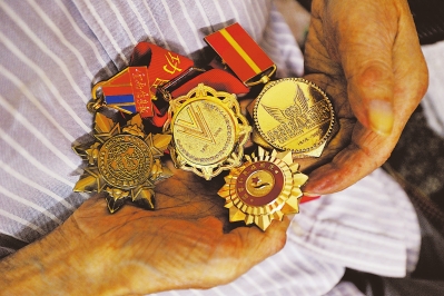 每一個(gè)勛章，都銘刻在蘇老心中。