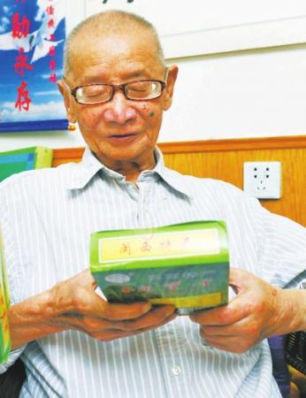 蘇老接過(guò)記者遞上的閩西特產(chǎn)梅菜干，連說(shuō)“這是老家來(lái)的”。