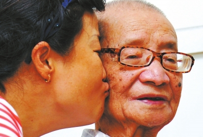 二女兒親吻老父親，表達(dá)對(duì)他的敬重。