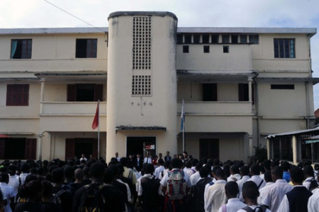 馬達(dá)加斯加?xùn)|北海岸小縣城費(fèi)努阿里武•阿齊納納納，中山學(xué)校舉行每周一次的升旗儀式。(新華社 何險(xiǎn)峰 攝)