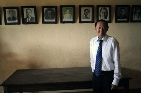 陳汝沾在中山學(xué)校的歷任學(xué)校負(fù)責(zé)人相片前。(新華社記 何險(xiǎn)峰 攝)