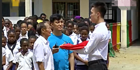 2015年春節(jié)，國(guó)僑辦“四海同春”節(jié)目組千里迢迢，由一位原天安門(mén)國(guó)旗班戰(zhàn)士，親自將一面五星紅旗送到中山學(xué)校，為這所走過(guò)近八十年風(fēng)雨的華校舉行了一場(chǎng)特別的升旗儀式。