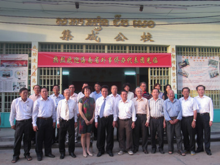 海南省外事僑務(wù)辦公室代表團(tuán)與柬埔寨集成學(xué)校及柬埔寨海南同鄉(xiāng)會(huì)代表合影。