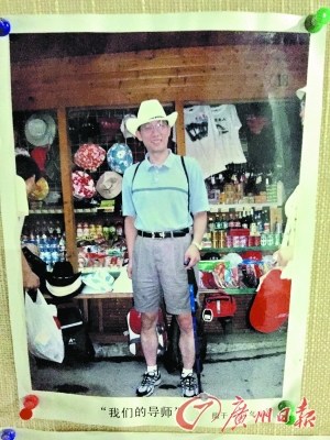 與學(xué)生旅行中的施一公。