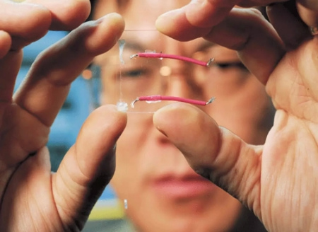 華裔教授王中林展示纖維納米發(fā)電機