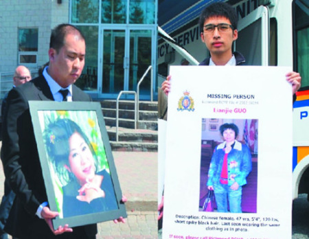 盧彥軒(左)和湯遠熙都曾帶著母親的照片出面，后來卻都被警方認定為弒母兇嫌。(資料照片)