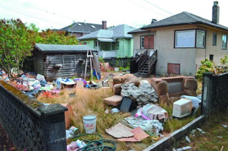 溫東一處正待市府審核重新開發(fā)的獨立屋遭人棄置垃圾。(資料照片)