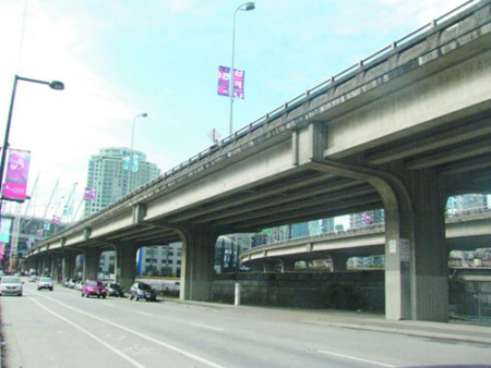 溫市中心高架橋拆除是利是弊，仍有很大爭議。(資料照片)