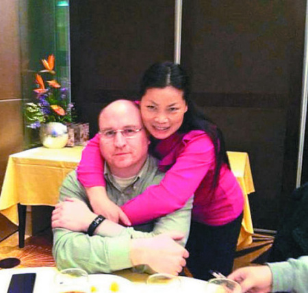 素里金牌地產(chǎn)經(jīng)紀希爾(左)在家中被闖入住家的盜賊槍擊身亡。圖為希爾妻子在臉書上貼出的她與丈夫的照片。(取材自臉書)