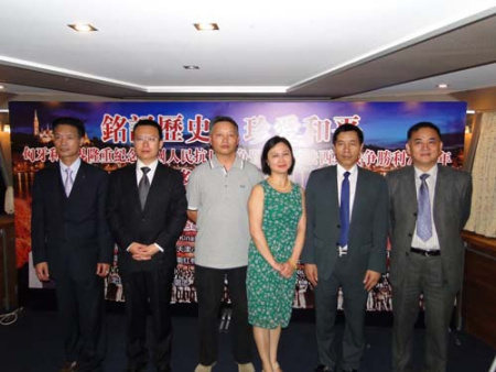 ▲(前排)匈牙利中國和統(tǒng)會名譽會長劉文建(右3)、會長張國治(左3)、執(zhí)行會長曾玉根(左1)、匈華總會名譽主席季建忠(左2)、匈牙利中歐可持續(xù)發(fā)展協(xié)會會長瞿磊(右2)、匈牙利蘭卡斯特公司董事長沈谷良(右1、臺商)與出席座談會匈華僑領(lǐng)合影。