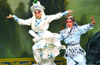 張火?。ㄗ螅┰诿绹?guó)紐約林肯中心媒體預(yù)演中表演《白蛇傳》片段