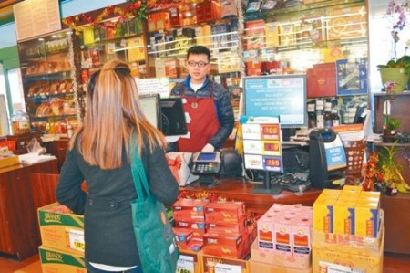 勁球獎金節(jié)節(jié)攀升，華人超市彩券銷量也明顯增加。（美國《世界日報》/周吉吉 攝）