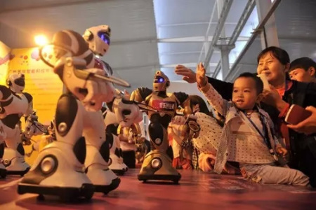 重慶市民參觀機器人展。 <a target='_blank' >中新社</a>記者 陳超攝