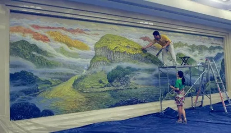 畫家許世虎創(chuàng)作油畫作品《碧水青山》。 <a target='_blank' >中新社</a>記者 周毅 攝