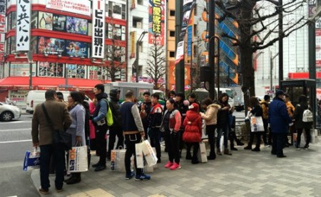 中國游客日本“爆買”。（日本《中文導報》資料圖）