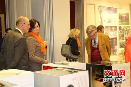 當(dāng)?shù)孛癖娦蕾p中國設(shè)計作品