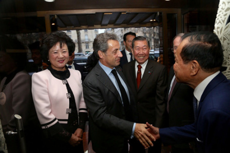 薩科齊與華裔代表親切交談。（法國《歐洲時(shí)報(bào)》/孔帆 攝）