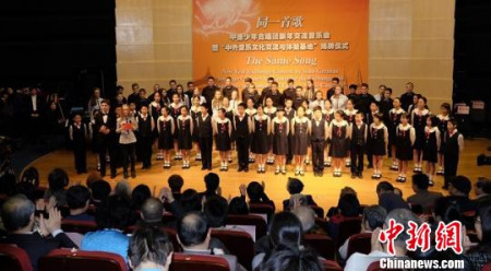 伯樂中學(xué)中文歌唱團在北京演出。中國駐德使館教育處供圖