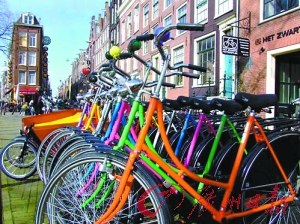 停放自行車的車位隨處可見。