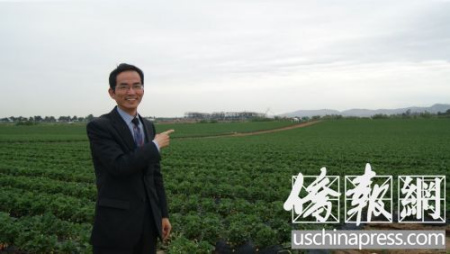 陳剛向記者指明他們經(jīng)過長期努力，協(xié)助協(xié)商談好墓園新墓址。（僑報(bào)實(shí)習(xí)記者章寧攝）