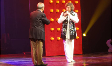 吳汝俊與李長春共同表演新京劇《則天大帝》唱段。