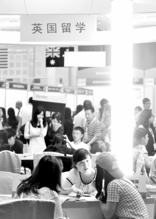 在廣州市舉行的一個國際教育展暨出國考試展上，參展人員向?qū)W生和家長提供前往英國留學(xué)的有關(guān)咨詢服務(wù)。CFP