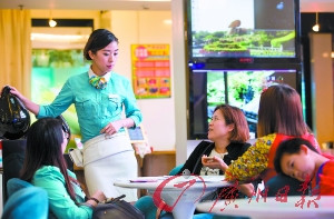 市民咨詢(xún)。廣州日?qǐng)?bào)記者莊小龍 攝