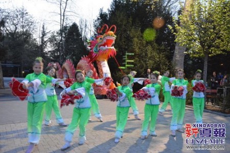 來自匈中雙語學(xué)校的學(xué)生們的開場表演（匈牙利《新導(dǎo)報(bào)》/金曉曉 歐陽燕清 攝）