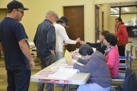 核桃市本次地方選舉以通訊投票居多，但12日投票日當(dāng)天前往票所投票的選民仍絡(luò)繹不絕。（美國《世界日報》/楊青 攝）