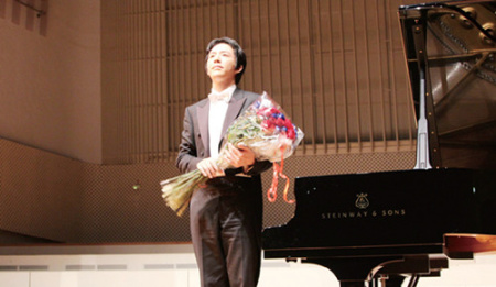 演出結(jié)束，李云迪向觀眾謝幕（法國《歐洲時報》/關(guān)夢覺 攝）