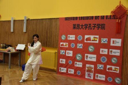 選手進(jìn)行太極扇才藝展示(西班牙《歐華報》/劉暢 攝)