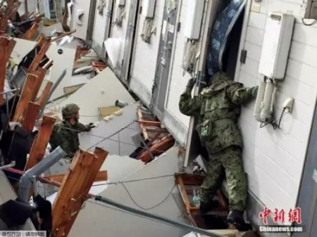 熊本縣，救援人員在已經(jīng)倒塌的公寓里挨家挨戶進(jìn)行搜救