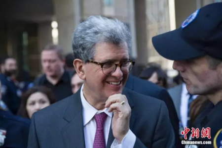 梁彼得律師謝克特曼走出法院露出笑容。