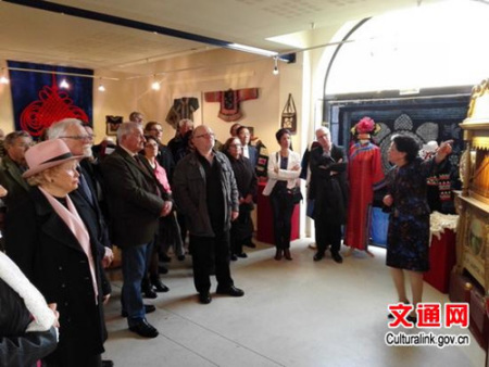 阿德琳娜向嘉賓介紹“中國云南少數(shù)民族服飾展”