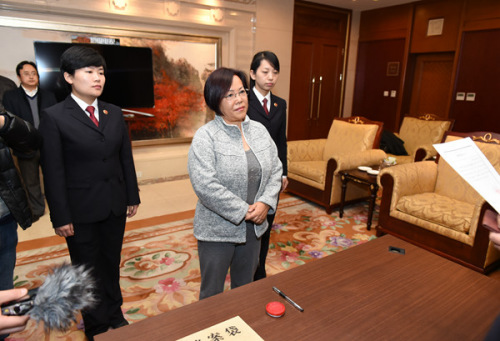 “百名紅通”4號嫌犯黃玉榮從美國回國投案自首。中央紀委監(jiān)察部網(wǎng)站 周哲 攝