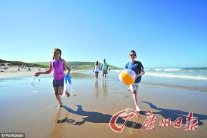 孩子們在海島上嬉戲。