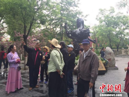 27日，來自泰國的17名移民后裔不遠(yuǎn)萬里齊聚山西洪洞大槐樹尋根祭祖?！⊥蹶?攝