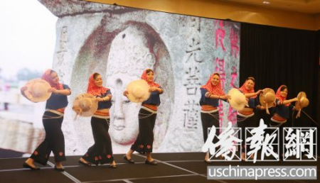 現(xiàn)場“惠安女”舞蹈表演（美國《僑報》/管黎明 攝）