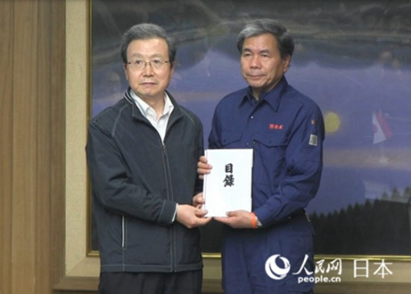 程永華大使向熊本縣知事轉交全日本中國企業(yè)協(xié)會聯(lián)合會賑災捐款 程永華大使向熊本縣知事轉交全日本中國企業(yè)協(xié)會聯(lián)合會賑災捐款