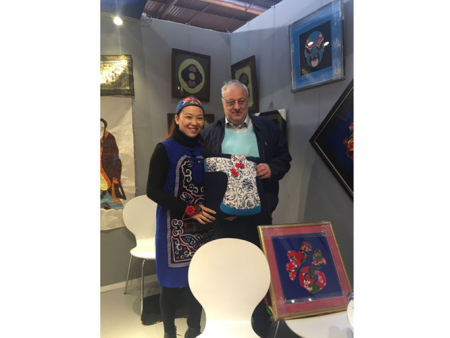 英國(guó)代理商馬克(右)對(duì)何娟傳統(tǒng)中融入時(shí)尚元素的作品愛(ài)不釋手(法國(guó)《歐洲時(shí)報(bào)》/孔帆 攝) 英國(guó)代理商馬克(右)對(duì)何娟傳統(tǒng)中融入時(shí)尚元素的作品愛(ài)不釋手(法國(guó)《歐洲時(shí)報(bào)》/孔帆 攝)