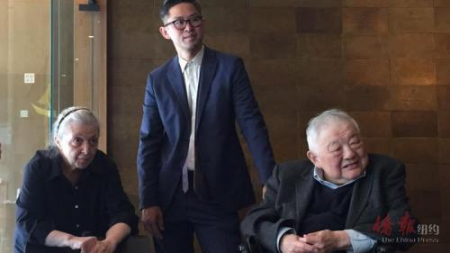 李名覺（右）和妻子貝蒂，及策展人譚海?。绹秲S報》）