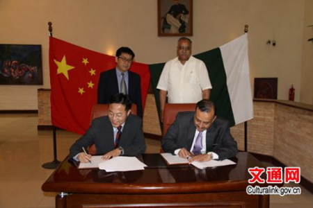 巴基斯坦中國(guó)文化中心與巴基斯坦國(guó)家藝術(shù)委員會(huì)簽訂場(chǎng)地租借合同（吾買爾江·買買提 攝）