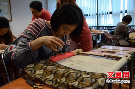 學員們認真地繡著各自的作品