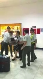 男游客被越方邊檢人員扭住。