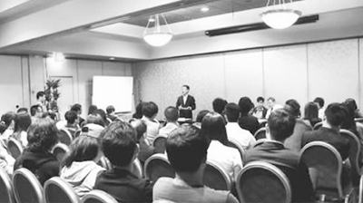 圖為座談會(huì)上華人企業(yè)家分享創(chuàng)業(yè)經(jīng)驗(yàn)。（據(jù)人民網(wǎng)）