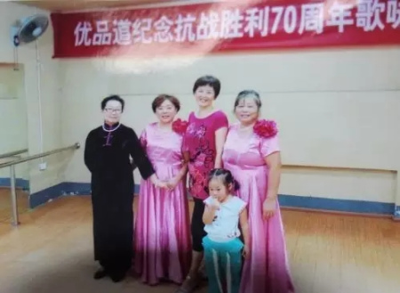 死者張蜀生前生前喜歡跳舞，擅長打太極拳，在社區(qū)內(nèi)極為活躍(左3)