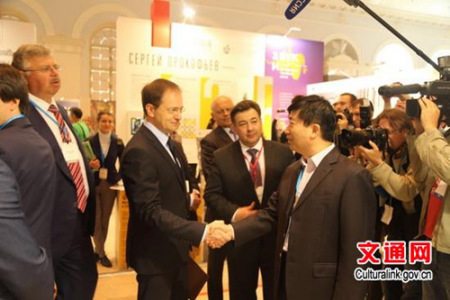 俄羅斯文化部長(zhǎng)梅津斯基參觀中國(guó)展臺(tái)