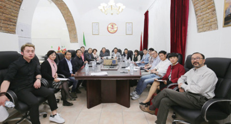 “羅馬僑學界維護南海主權座談會”與會人員合影。(圖片來源：本文圖片均由歐洲時報記者張銳 攝)