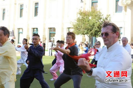 張健勇向走進(jìn)隊(duì)列的惠靈頓市長作示范