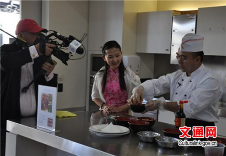 大洋洲中文臺現(xiàn)場錄制美食烹制過程